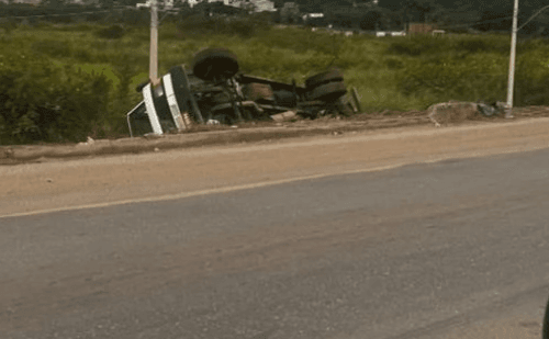 Acidente com caminhão complica trânsito na BR-381 em Minas