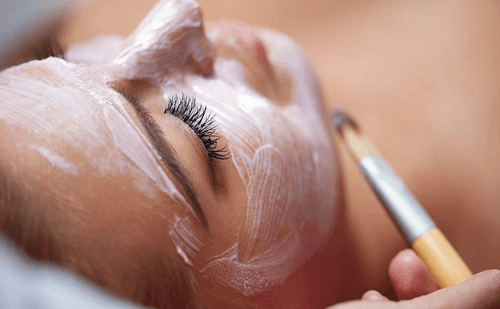 Estética facial movimenta bilhões e redefine padrões no Brasil e no mundo