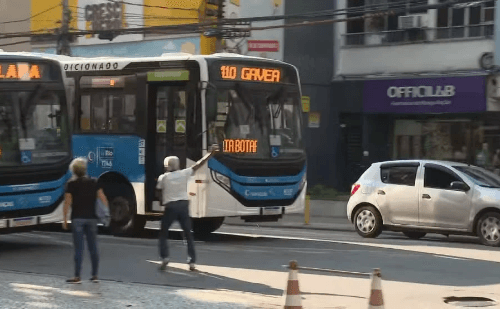 ‘Vovós-espiãs’ ajudam a multar motoristas que não param para idosos no RJ