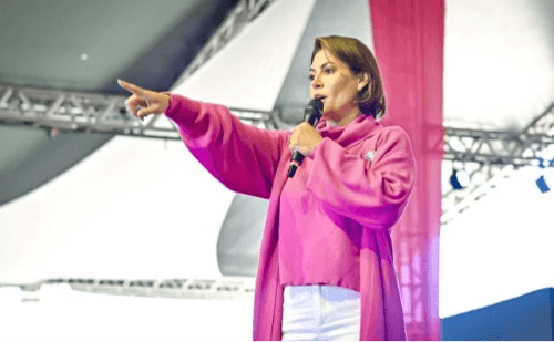 Michelle Bolsonaro acena com apoio e slogan a Eduardo
