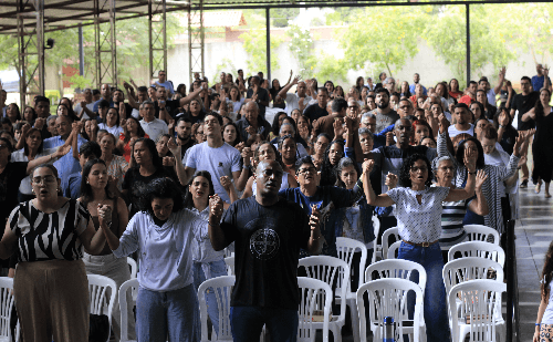 Evento católico com padre exorcista promete cura e libertação no Vale do Aço