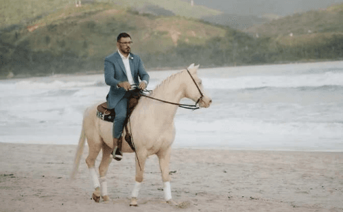 Minotauro chega montado a cavalo em casamento e chama atenção