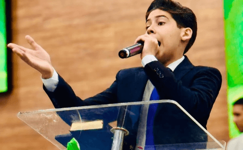 Pastor mirim desabafa após mãe ser insultada em público