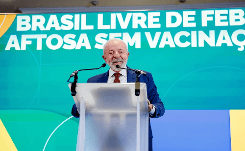 Em Paris, Lula se diz feliz apesar de críticas e cutuca Trump