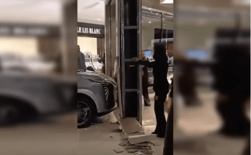 Veículo de R$ 175 mil bate em loja após criança acioná-lo em shopping