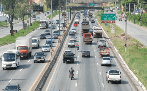 Veículos encaram abandono no 'novo' Anel Rodoviário de BH