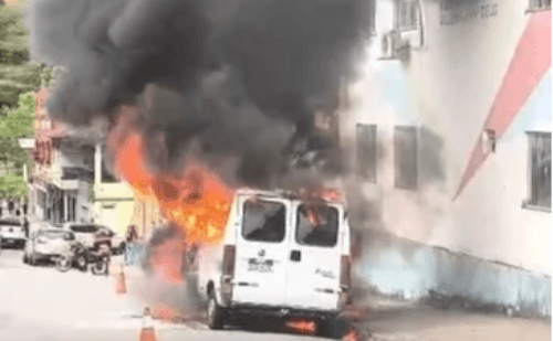 Vídeo: van escolar pega fogo em Ipatinga com crianças a bordo; ninguém se feriu