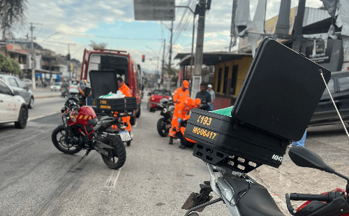 Motociclista fica ferido após colisão com carro em avenida movimentada de Fabriciano