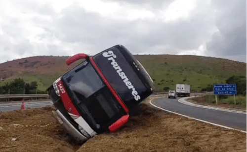 Ônibus com 35 passageiros tomba na BR-381 em Governador Valadares