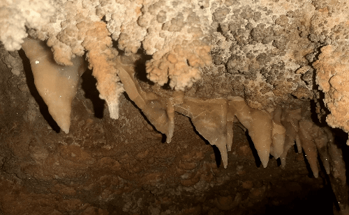 Cavernas não listadas causam embargo a mineradora em Prudente de Morais
