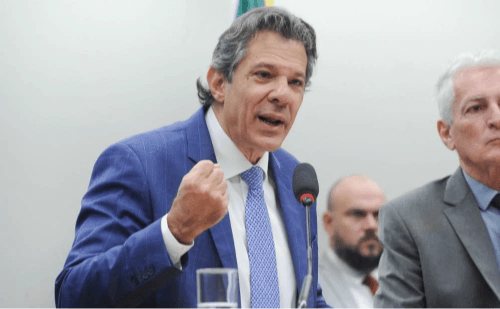 Sessão com Fernando Haddad acaba em tumulto e coro de 'fujão'