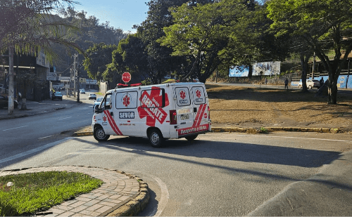 Casal sofre acidente ao ser fechado por caminhão em João Monlevade