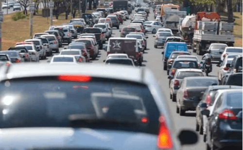 Motoristas enfrentam obras e tráfego intenso na MG-010 em Santana do Riacho