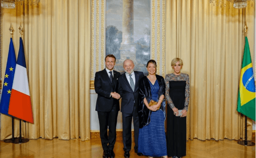 Show de Roberta Sá em jantar com Macron leva União à Justiça