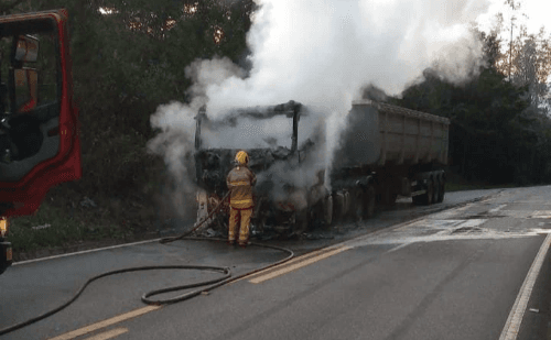 Fogo em carreta assusta motoristas na estrada do Forninho