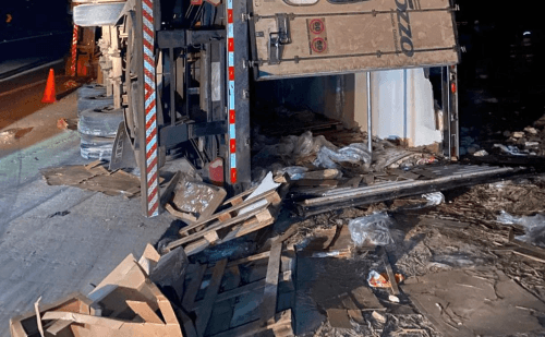 Carreta carregada tomba em Antônio Dias e população saqueia carga