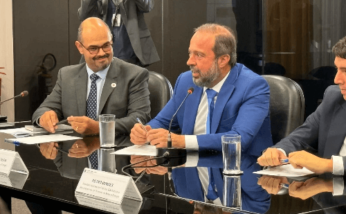 Etanol na gasolina pode subir para 30%, anuncia ministro