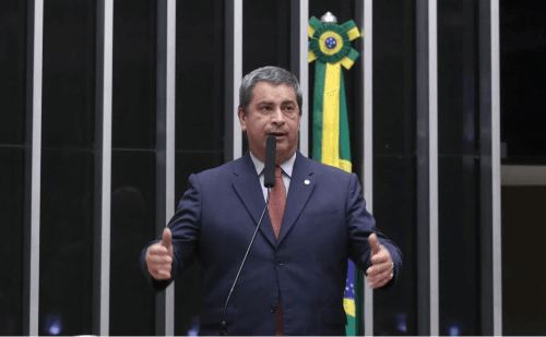 Coronel Tadeu toma posse no lugar de Zambelli, foragida na Itália