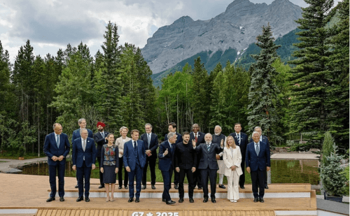 Durante cúpula do G7, Lula se distrai e é alertado por líderes