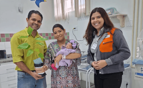 Mães ganham mudas de árvore por nascimento de bebês no Hospital e Maternidade em Timóteo