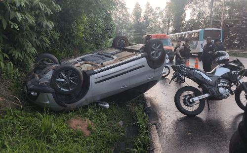 Carro capota em curva próximo ao Hospital Márcio Cunha em Ipatinga