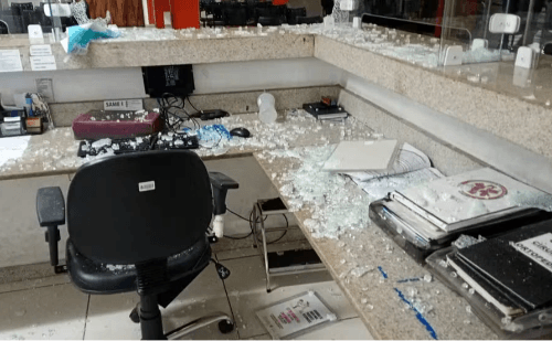 Após negar atestado, paciente arremessa tijolo em UPA de Juiz de Fora