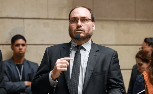 Carlos Bolsonaro e Ramagem indiciados por espionagem ilegal no governo Bolsonaro