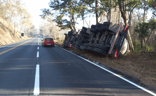 Motorista ferido após tombamento de carreta em João Monlevade