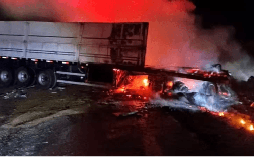 Três pessoas morrem carbonizadas em acidente entre duas carretas na BR-381, em MG