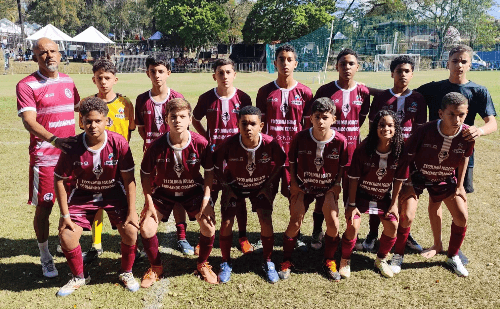 Escola de futebol Iguaçu conquista títulos e promove inclusão feminina em competição em Minas