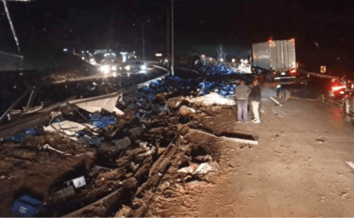 Carreta com cerveja tomba na BR-381 e deixa motorista gravemente ferido; trio foi preso tentando saquear a carga