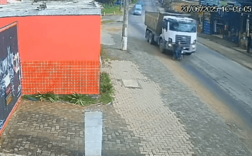 Cadeirante idoso é atingido e arrastado por caminhão