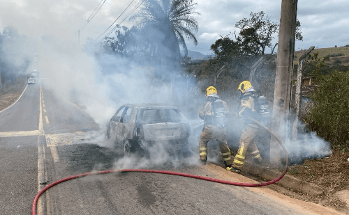 Veículo pega fogo perto da Unifei e assusta motoristas em Itabira