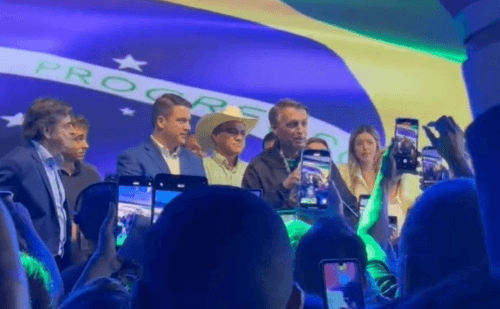 Bolsonaro entrega medalha a vice de Zema durante evento do PL em BH