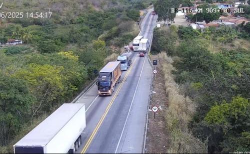 Carreta desgovernada lança carro de viaduto na BR-116