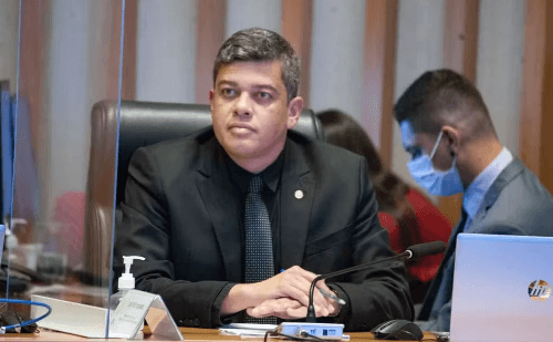 Deputado do DF tenta usar cargo para evitar multa e é autuado
