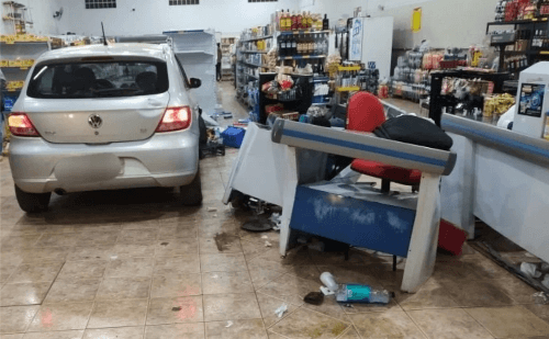 Motorista invade supermercado com carro em Carmo do Paranaíba