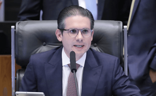 Hugo Motta rebate críticas após derrubada do aumento do IOF