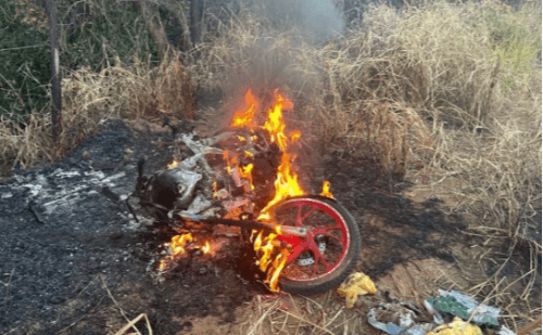 População incendeia moto após criança ser atropelada em Formiga