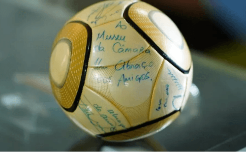 Homem que levou bola de Neymar em invasão é condenado a 17 anos