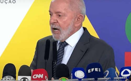 Lula chama Bolsonaro de frouxo em discurso no Planalto