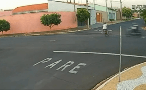 Menino morre em acidente entre bicicleta motorizada e moto em SP