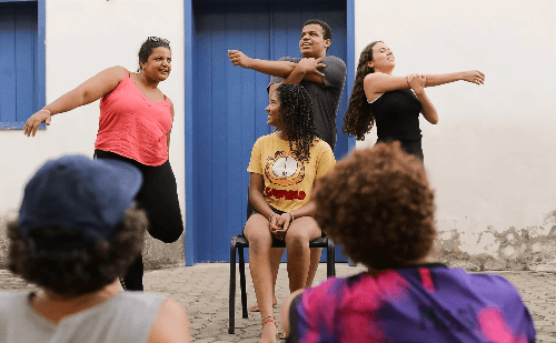 Peça teatral em Antônio Dias mistura comédia e reflexão sobre tecnologia