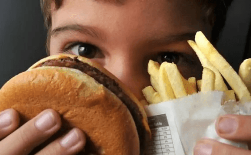 Mesmo pequenas quantidades de alimentos processados aumentam risco de doenças graves