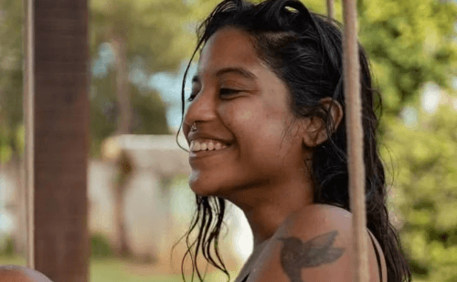 Jovem morta em trilha na Indonésia é enterrada em Niterói