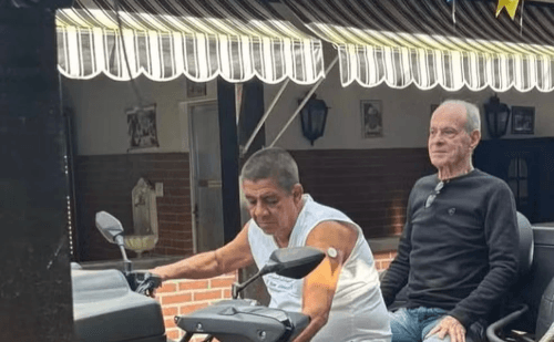 No Rio, Ney Matogrosso encontra Zeca Pagodinho e passeia em quadriciclo usado em enchente