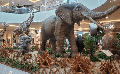 Zoológico animatrônico encanta famílias no BH Shopping