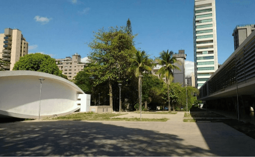 Mãe de aluno invade escola em surto e ameaça incendiar prédio