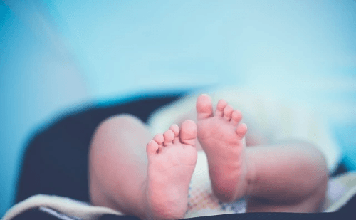 Bebê morre com sinais de agressão em MG e padrasto é preso