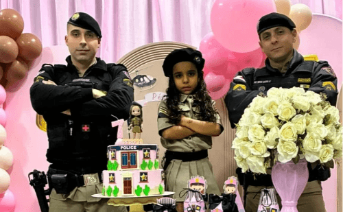 Em João Monlevade, menina de 7 anos comemora aniversário com policiais militares